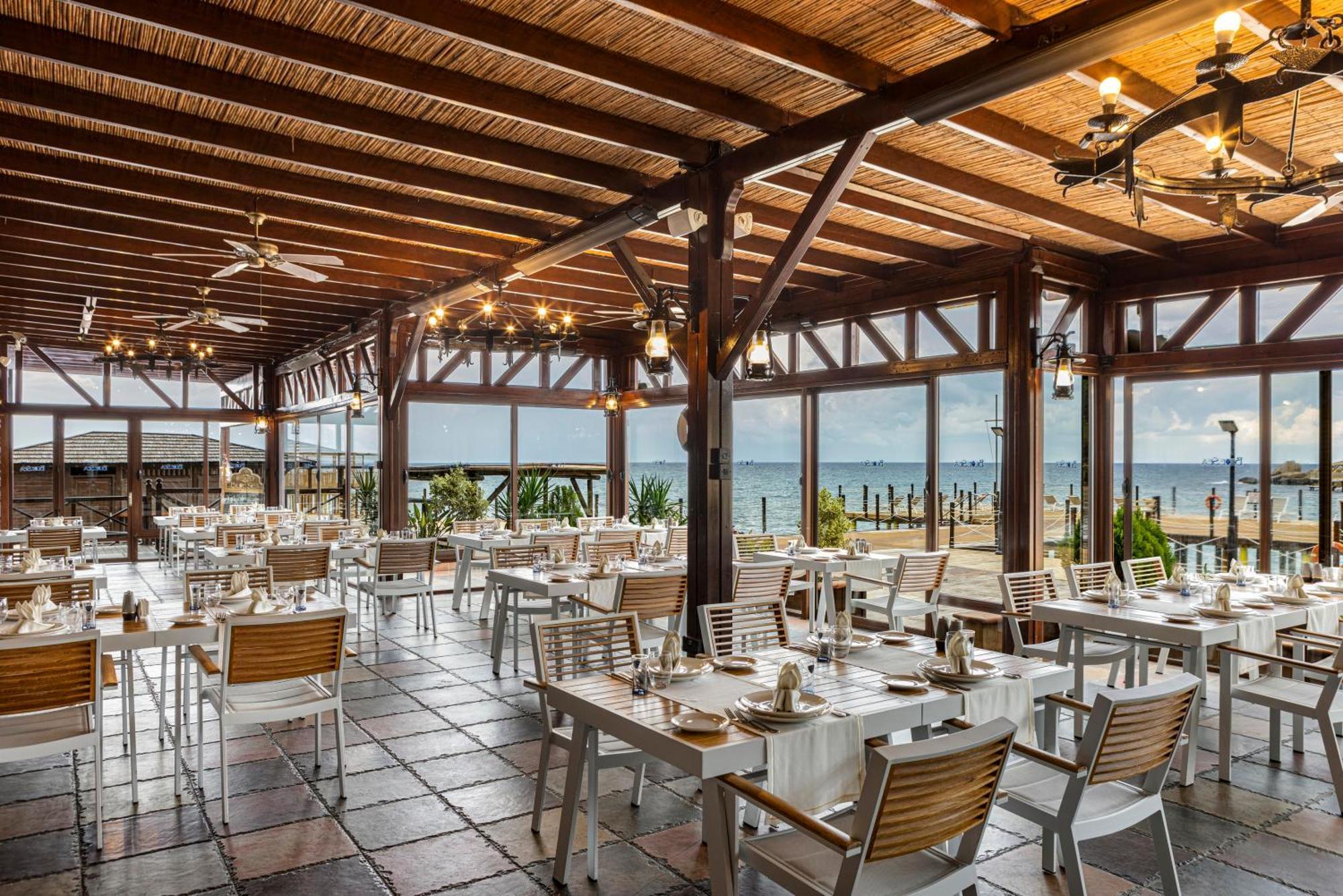 Merit Royal Premium Hotel Casino & Spa Karavas  Buitenkant foto
